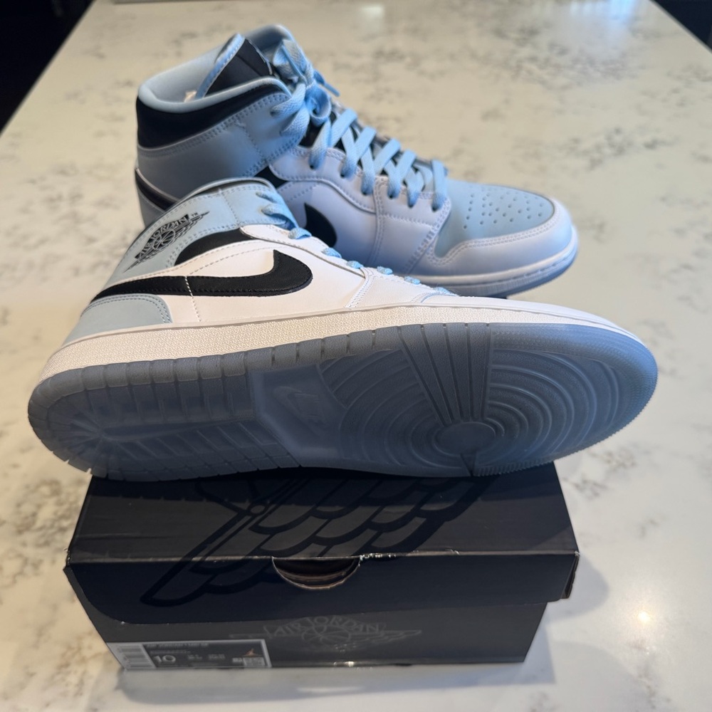 Air Jordan 1 Mid - Picture 3 of 5